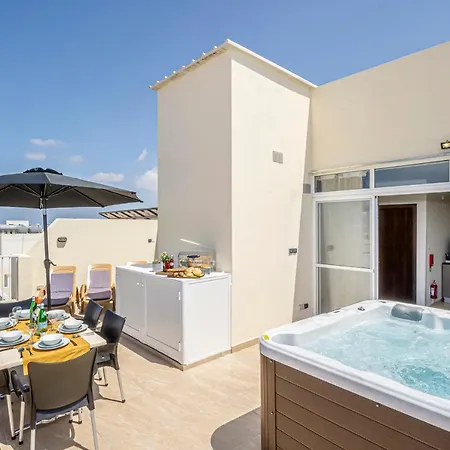 Summer Breeze Penthouse With Hot Tub *