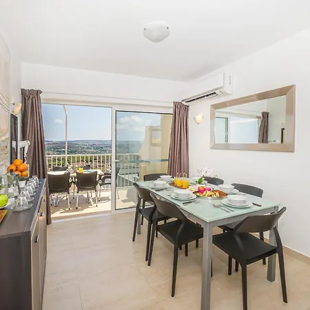 Summer Breeze Penthouse With Hot Tub Apartament Mellieħa