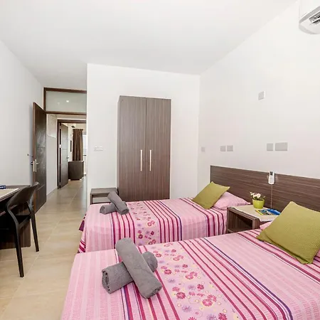Summer Breeze Penthouse With Hot Tub Apartament Mellieħa
